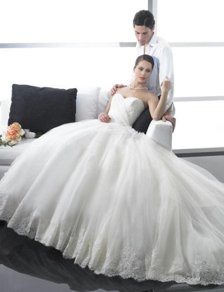 Ball Gown Strapless Semi-Cathedral Train Lace Ivory Wedding Dres Ball Gown Strapless Semi-Cathedral Train Lace Ivory Wedding Dres